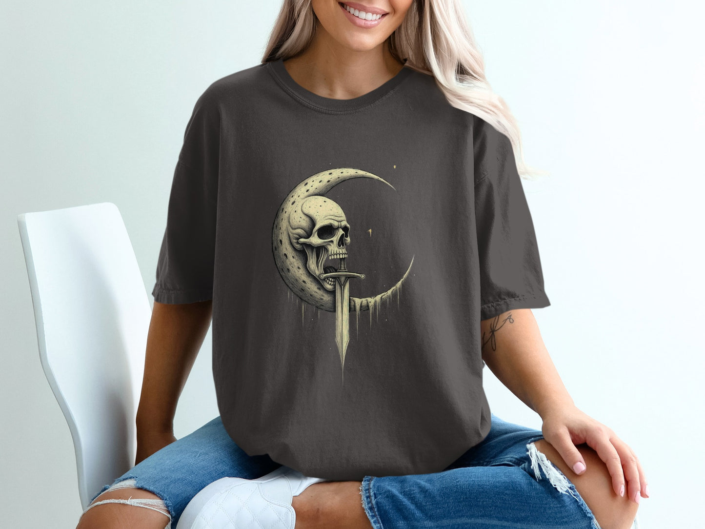 Edgy Skull Design Grey T-Shirt Perfect Gift Product