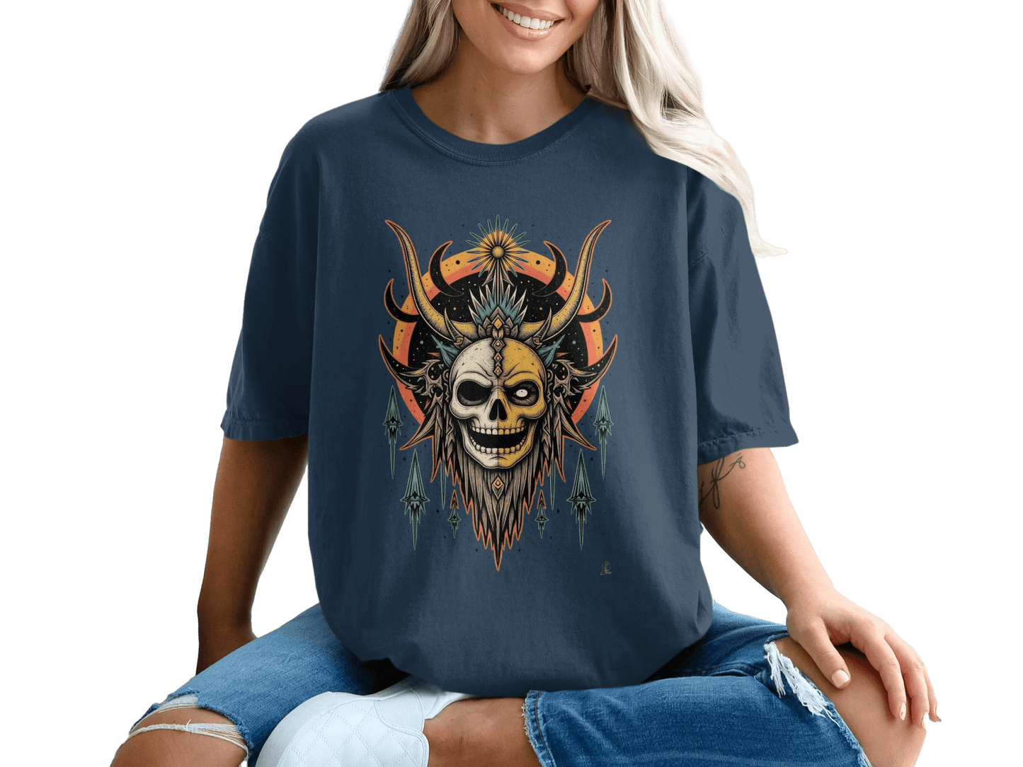 Skull With Horns Graphic Design Cool Artistic T-Shirt - IconVexa