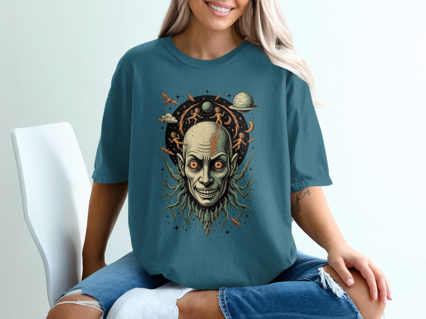 Space Alien Head Illustration Graphic Trendy T-Shirt - IconVexa
