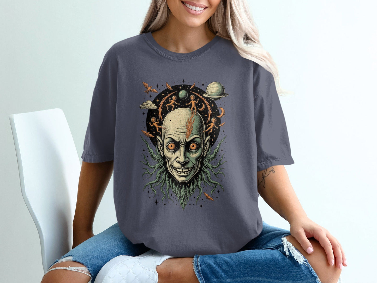 Space Alien Head Illustration Graphic Trendy T-Shirt - IconVexa
