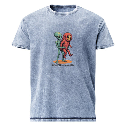 Alien Tee With Cryptid Buddy | UFO Tee Bigfoot Meme Graphic | Funny Scifi T-Shirt Gift - IconVexa
