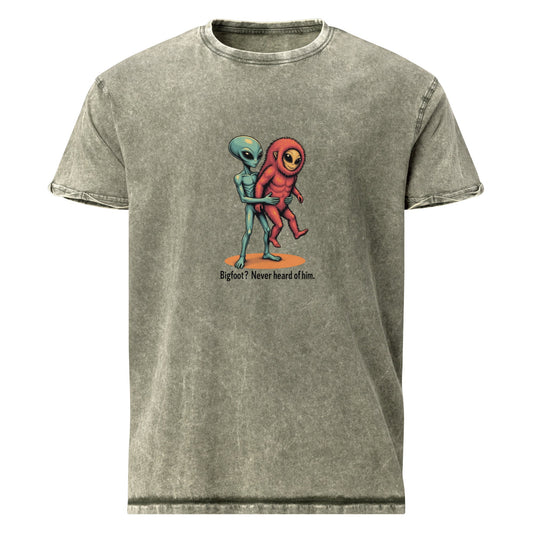 Alien Tee With Cryptid Buddy | UFO Tee Bigfoot Meme Graphic | Funny Scifi T-Shirt Gift - IconVexa