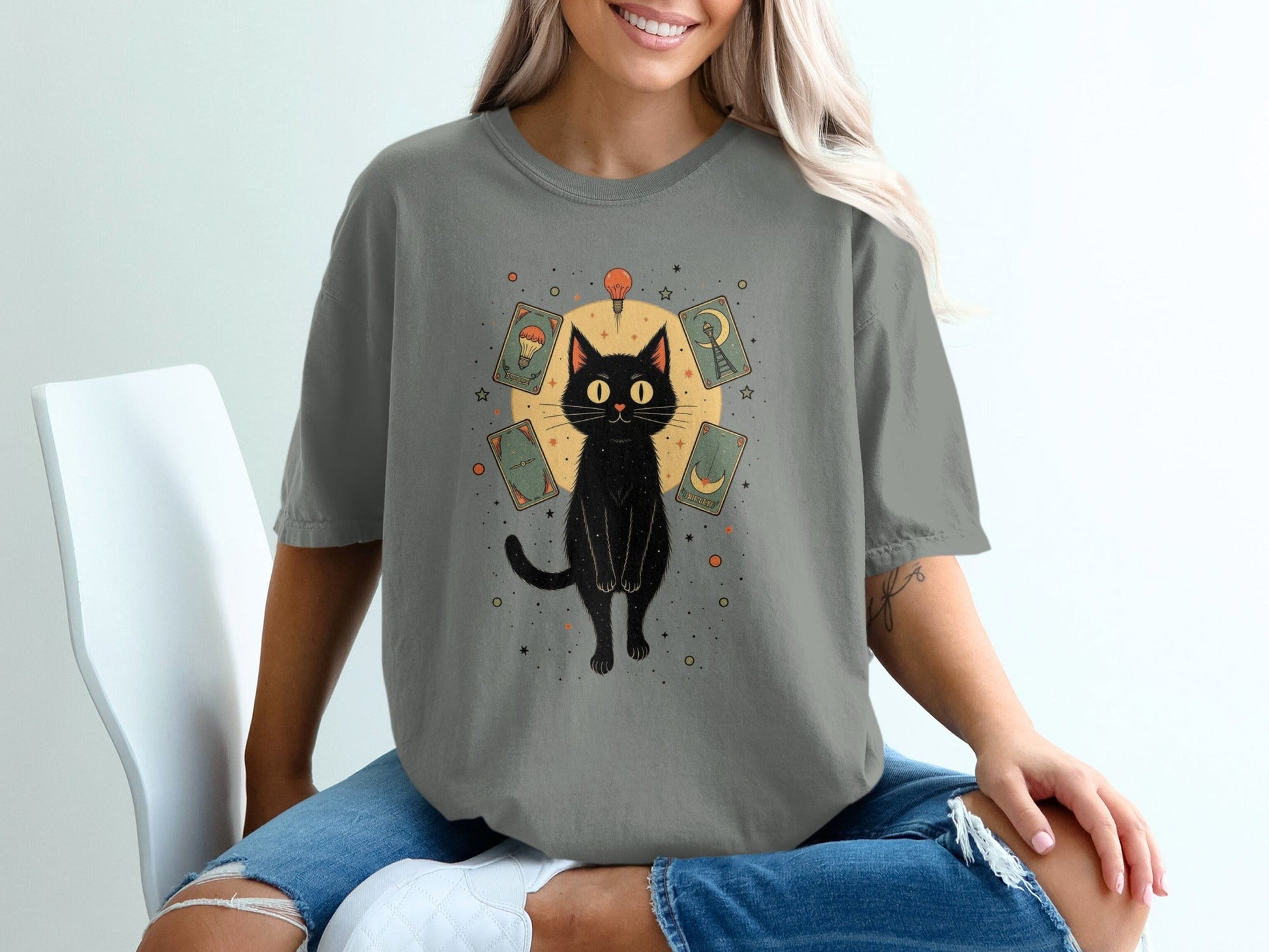 Fortune Teller Cat Tarot Cards Around It Illustration T-Shirt - IconVexa