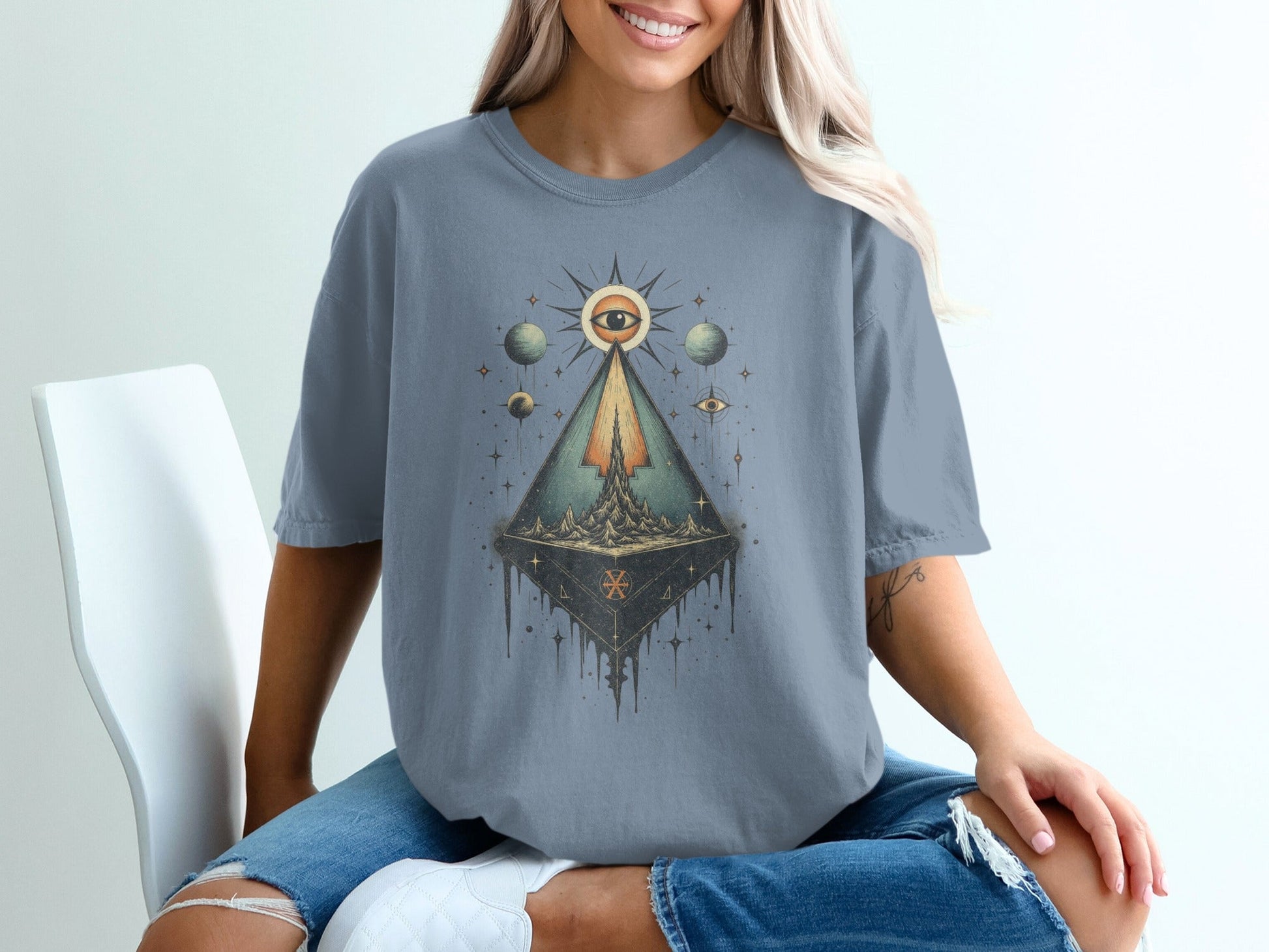 Illuminati Pyramid Design Symbolic Graphic Image T-Shirt - IconVexa