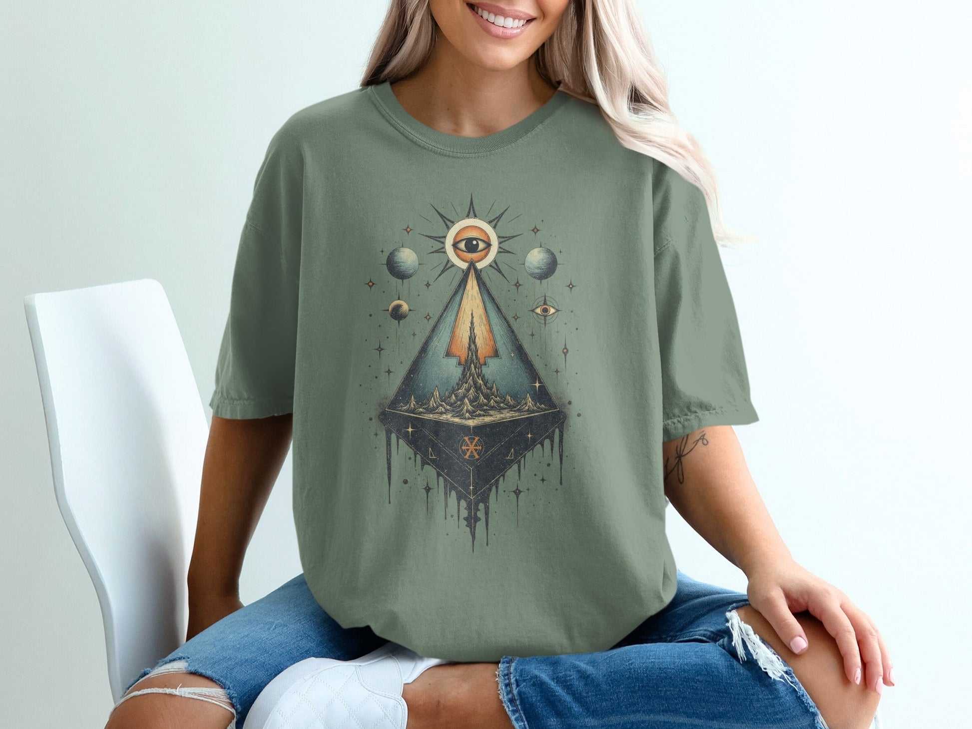 Illuminati Pyramid Design Symbolic Graphic Image T-Shirt - IconVexa