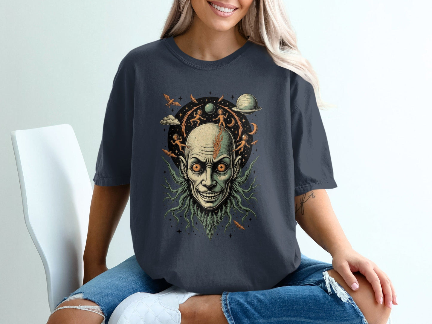 Space Alien Head Illustration Graphic Trendy T-Shirt - IconVexa